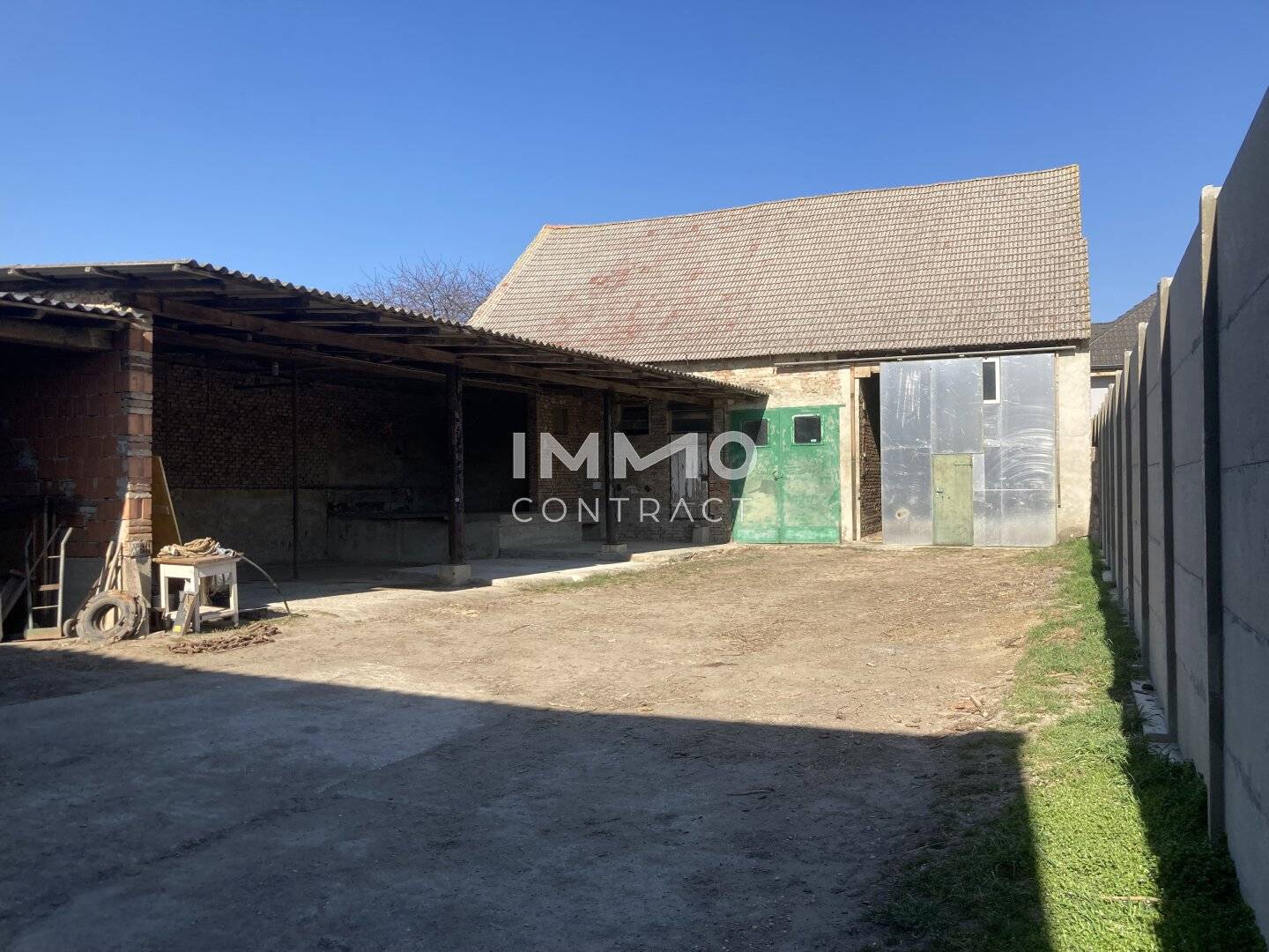 Large plot of land / 2,770 m² with a demolition house and a farmhouse