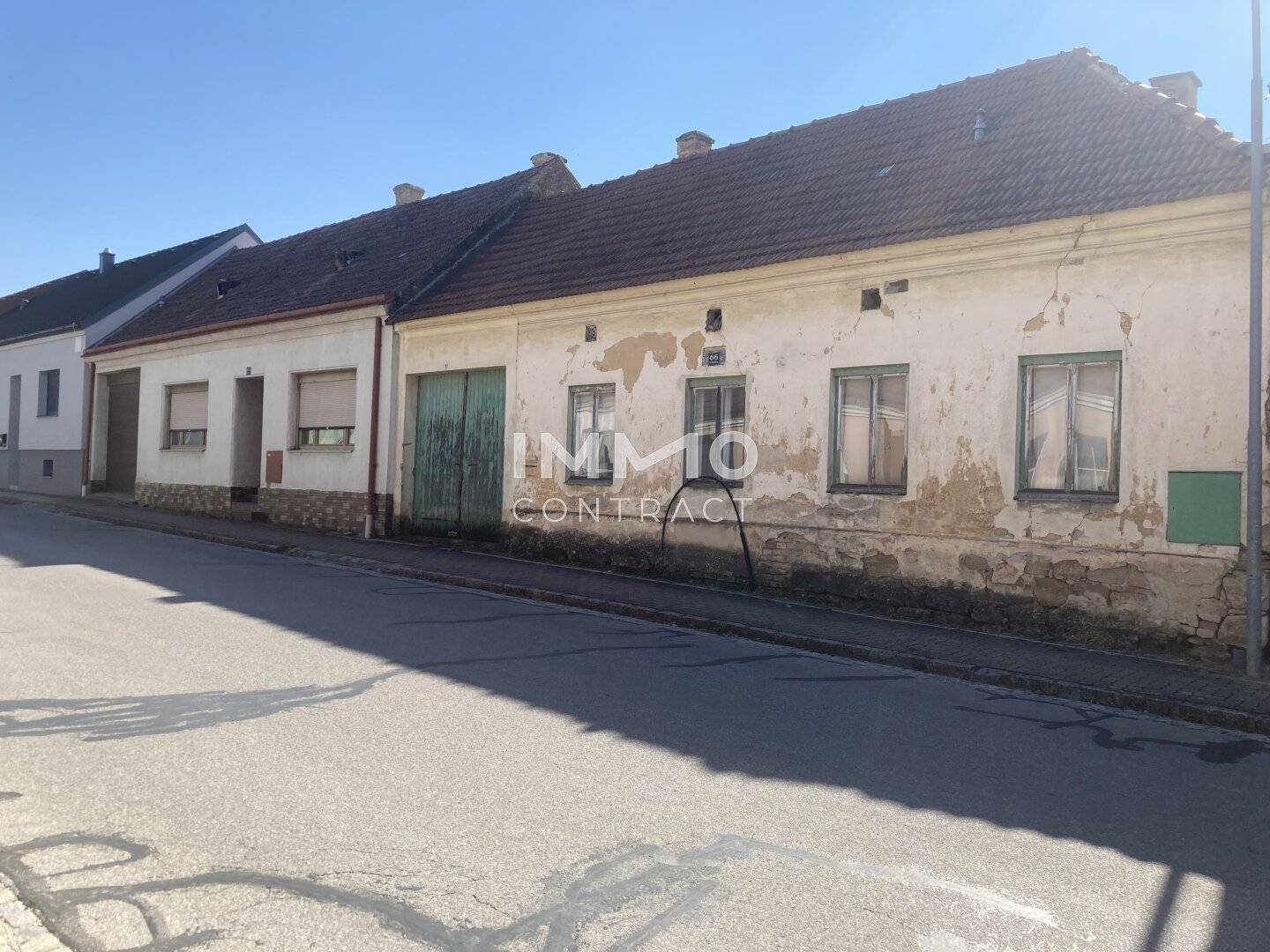 Large plot of land / 2,770 m² with a demolition house and a farmhouse