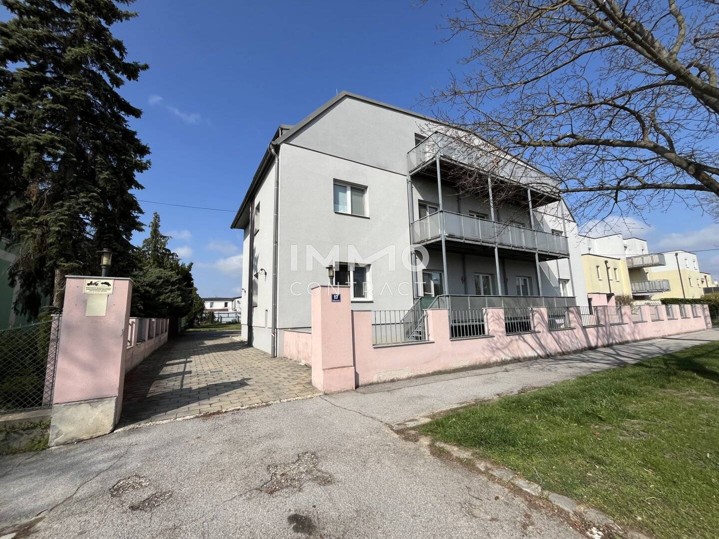 Miethaus mit 9 Wohnungen, Gemeinschaftsgarten und Carports