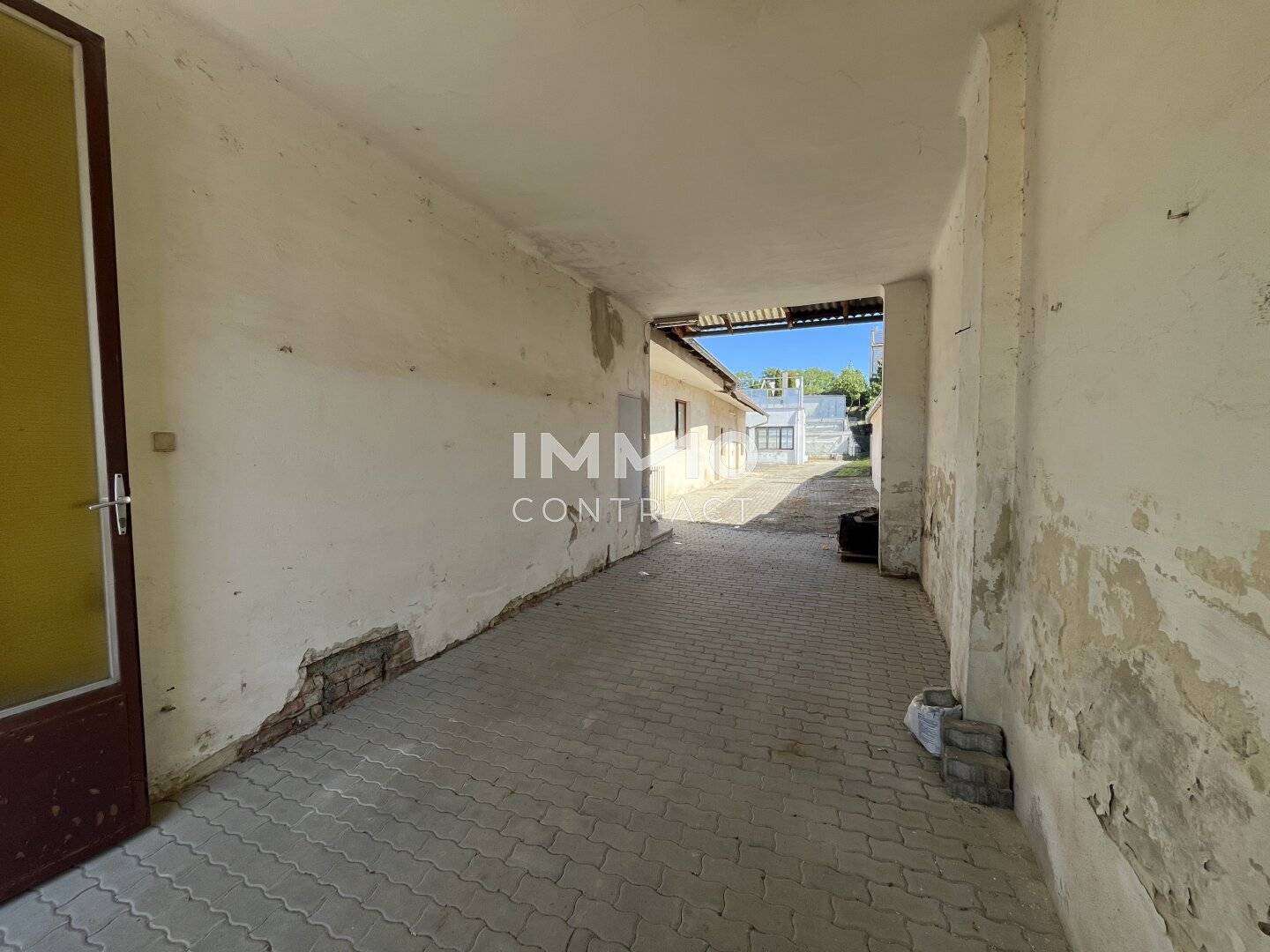 New price !! 2,200 m² plot in the center
