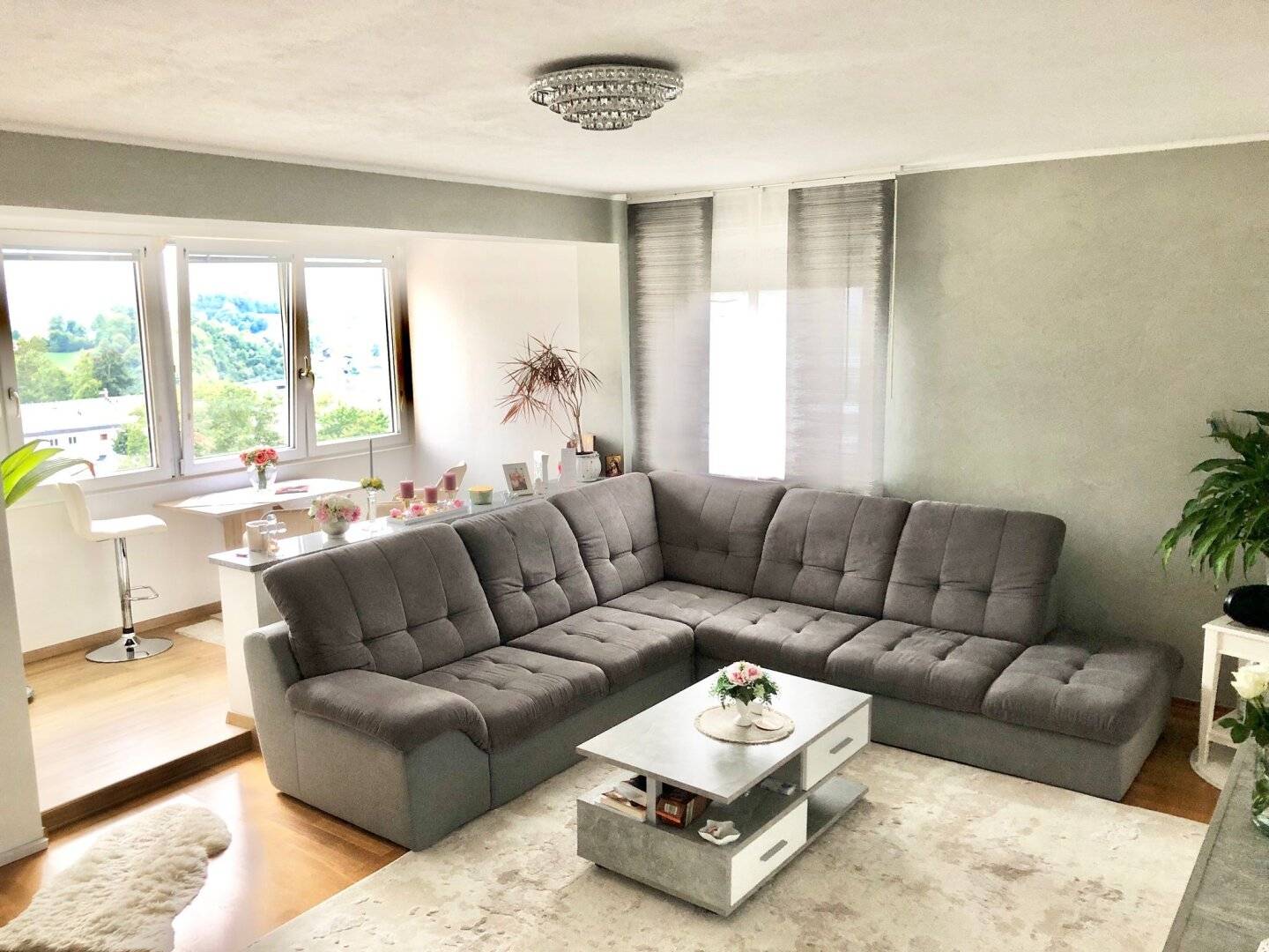 Wohnung mit Gebirgsblick und Loggia möbliert