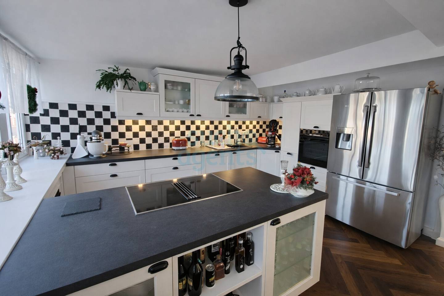 Dachgeschosswohnung mit Dachterrasse und Fischgrätparkett