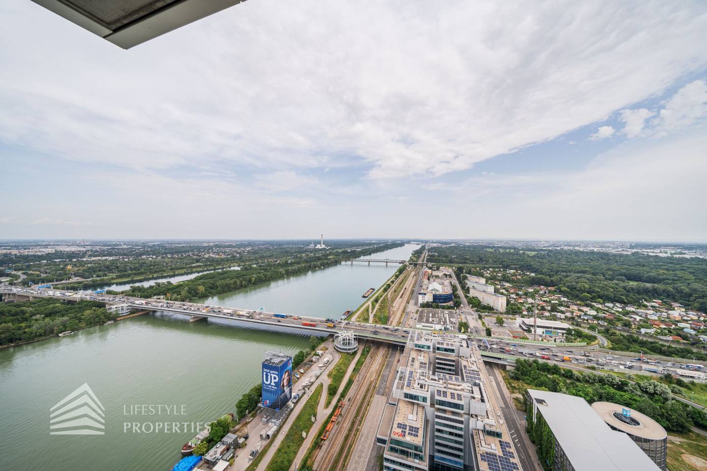 Apartment first occupancy balcony with Donauinsel view