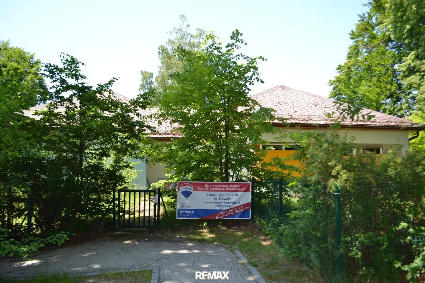 Ideal as an educational center, seminar and conference space with creative potential | Renovation object near the city park