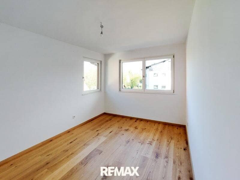 First occupancy semi detached house on own grounds near U1