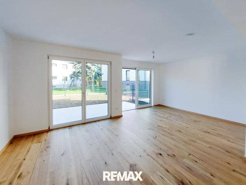 First occupancy semi detached house on own grounds near U1