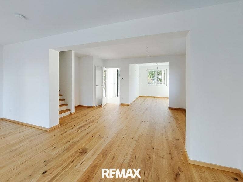 First occupancy semi detached house on own grounds near U1