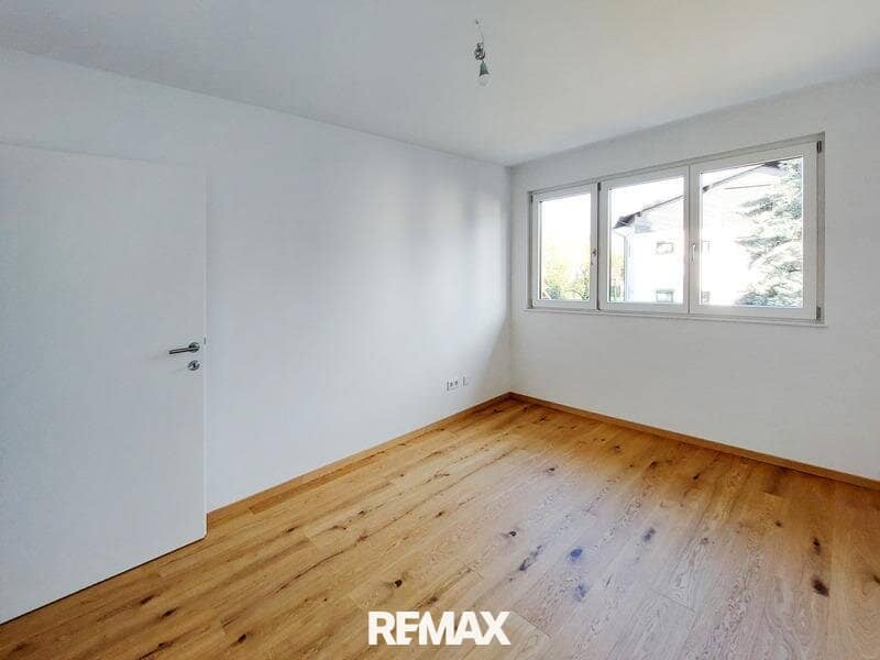 First occupancy semi detached house on own grounds near U1