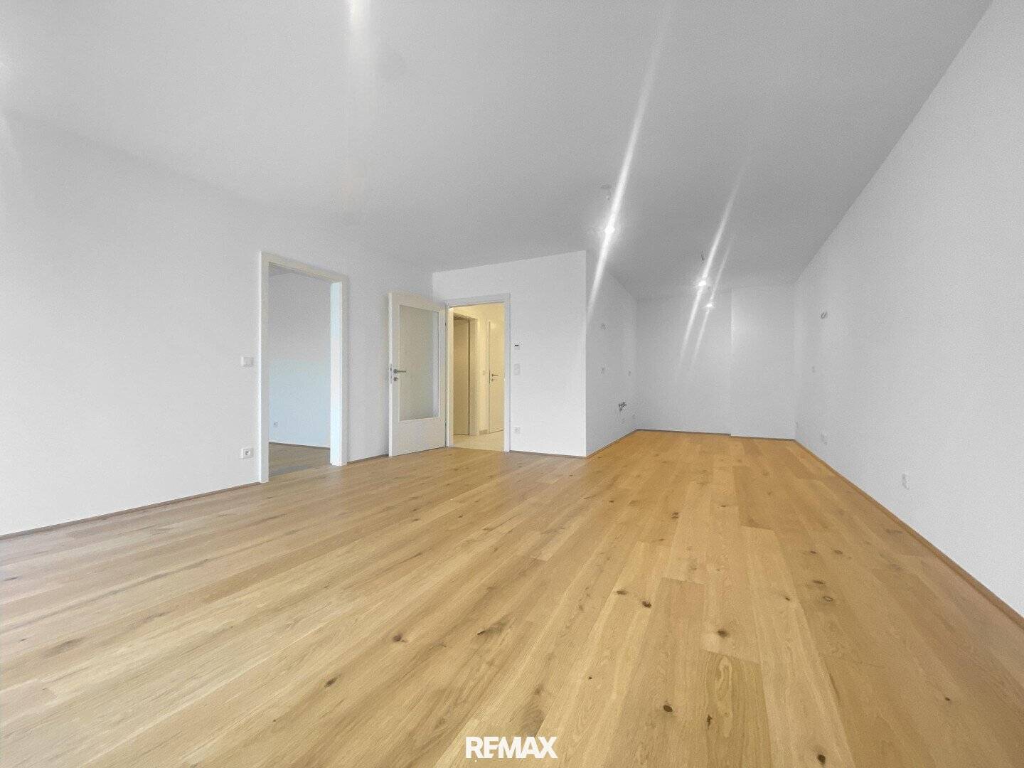 Newly built attic apartment with balcony near U1 Rennbahnweg