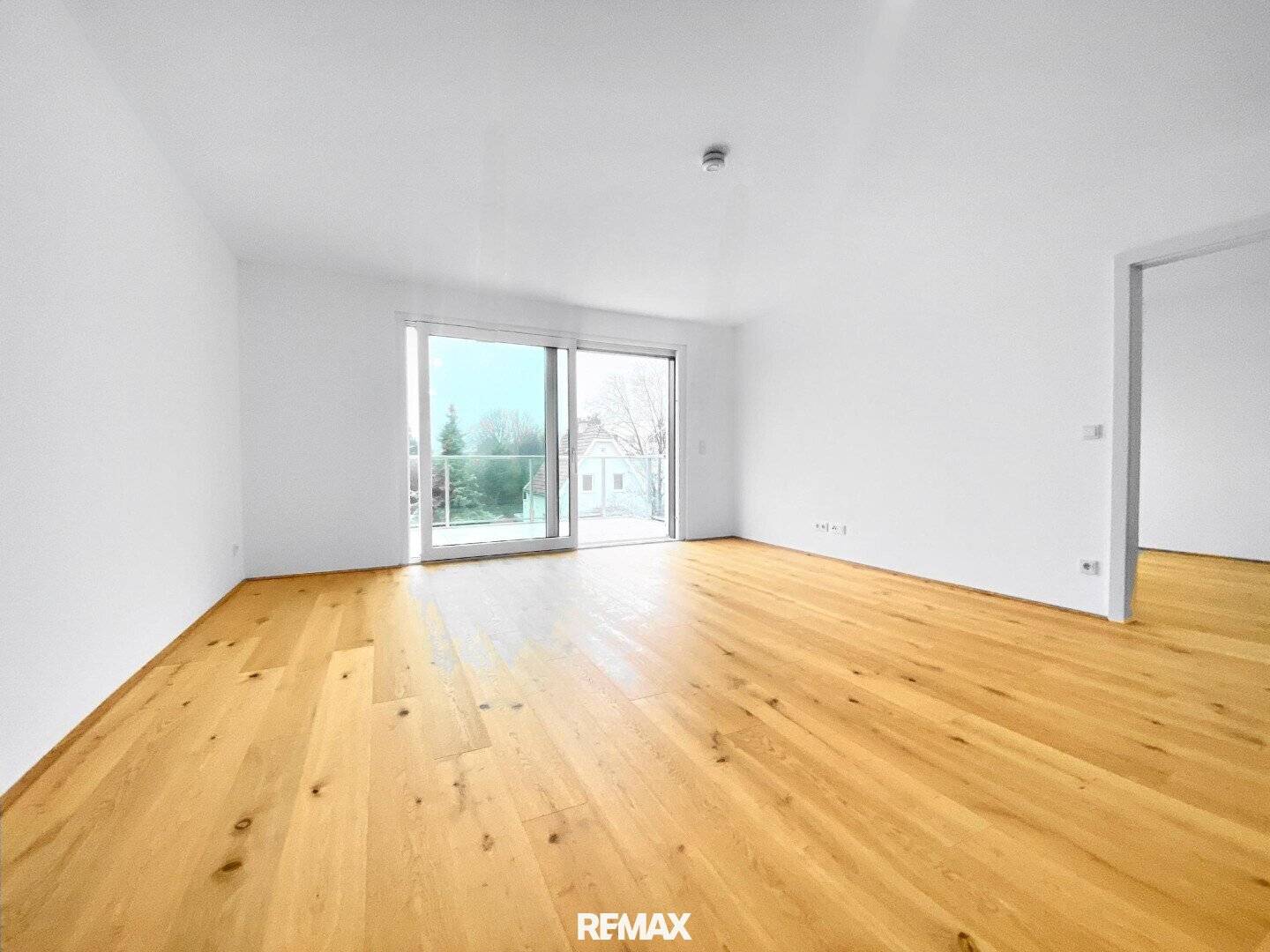 Newly built attic apartment with balcony near U1 Rennbahnweg