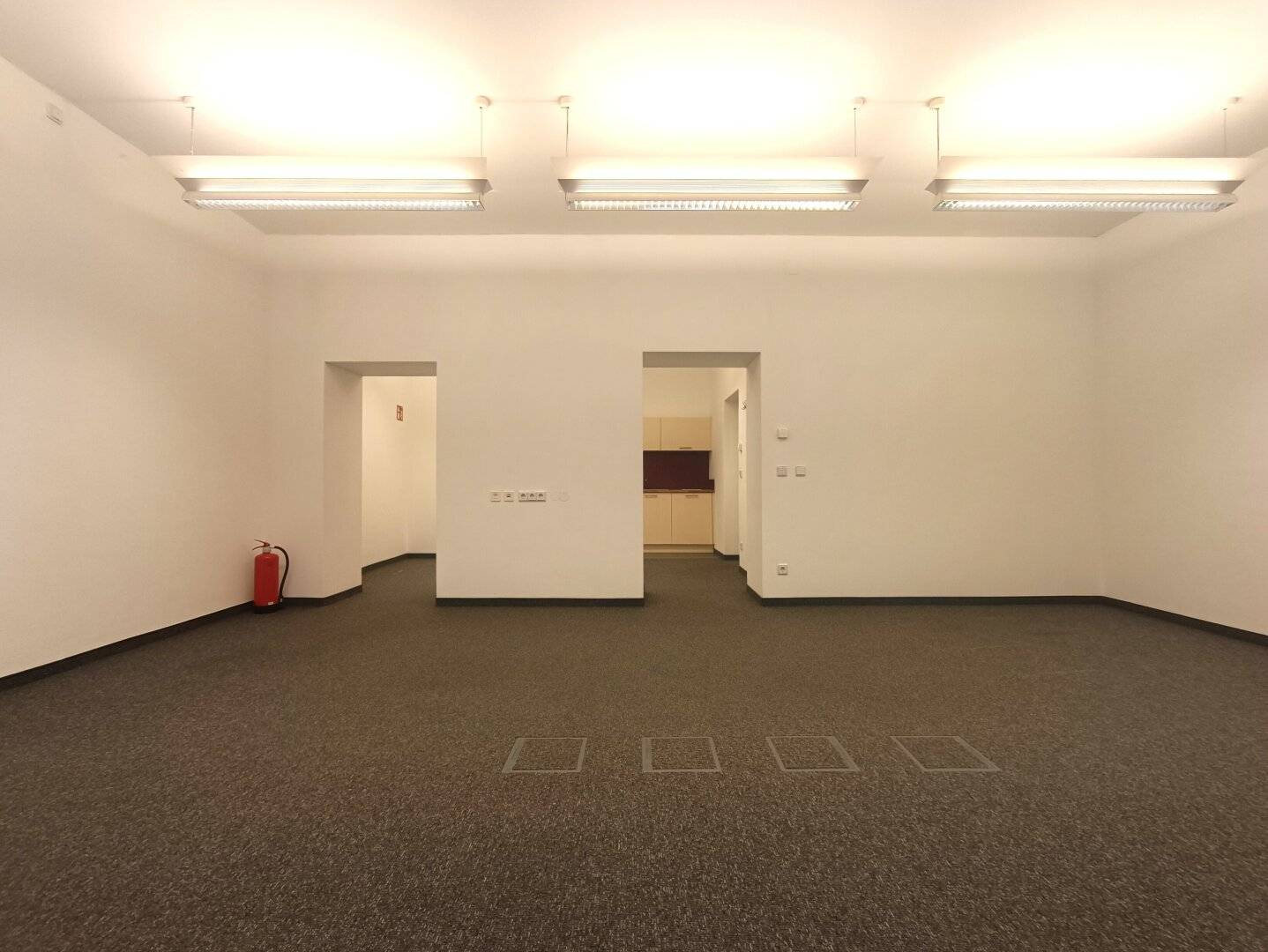 Office space with around 60 m² in the 9th district Ground floor air conditioned and server room Near Liechtensteinpark