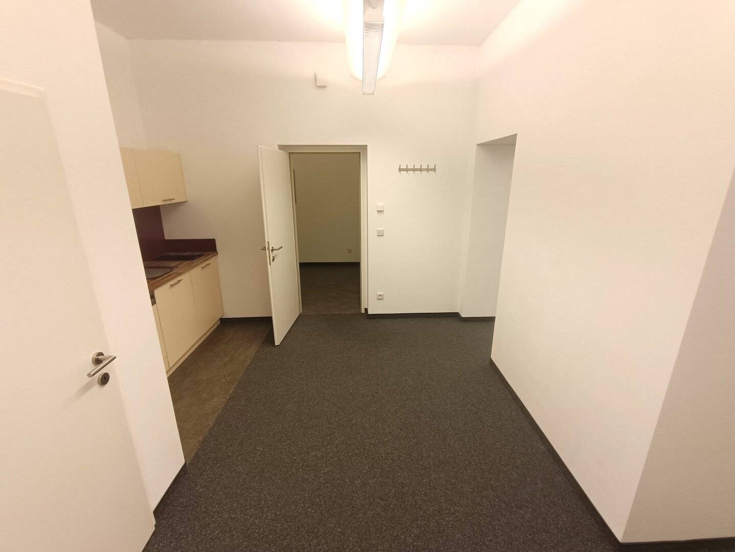Office space with around 60 m² in the 9th district Ground floor air conditioned and server room Near Liechtensteinpark