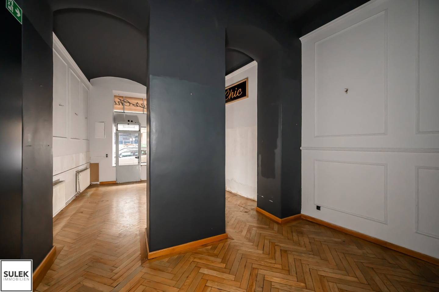 Available now: approx. 115 m² large commercial premises PopUp / office / small cafe etc. No gastronomy Video viewing High-traffic location on Schönbrunner Straße