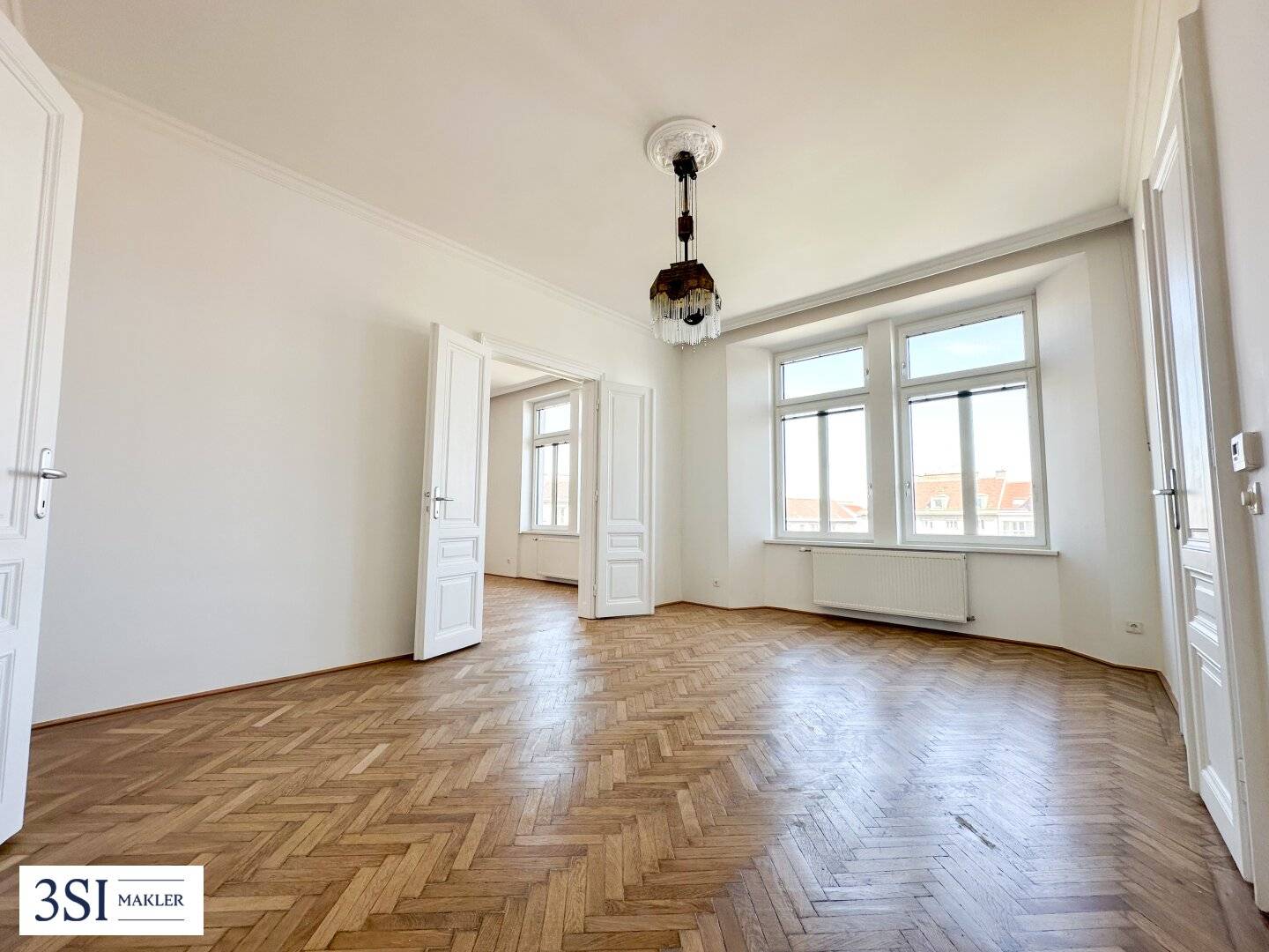 Bright renovated old building apartment near main train station