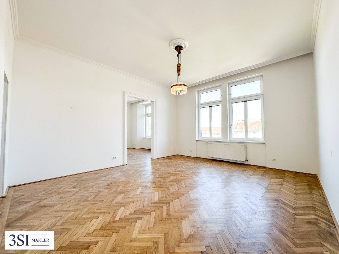 Bright renovated old building apartment near main train station