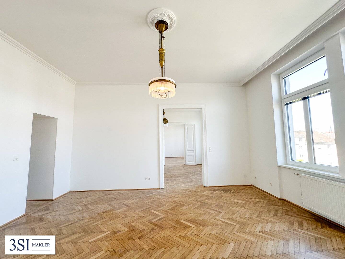 Bright renovated old building apartment near main train station