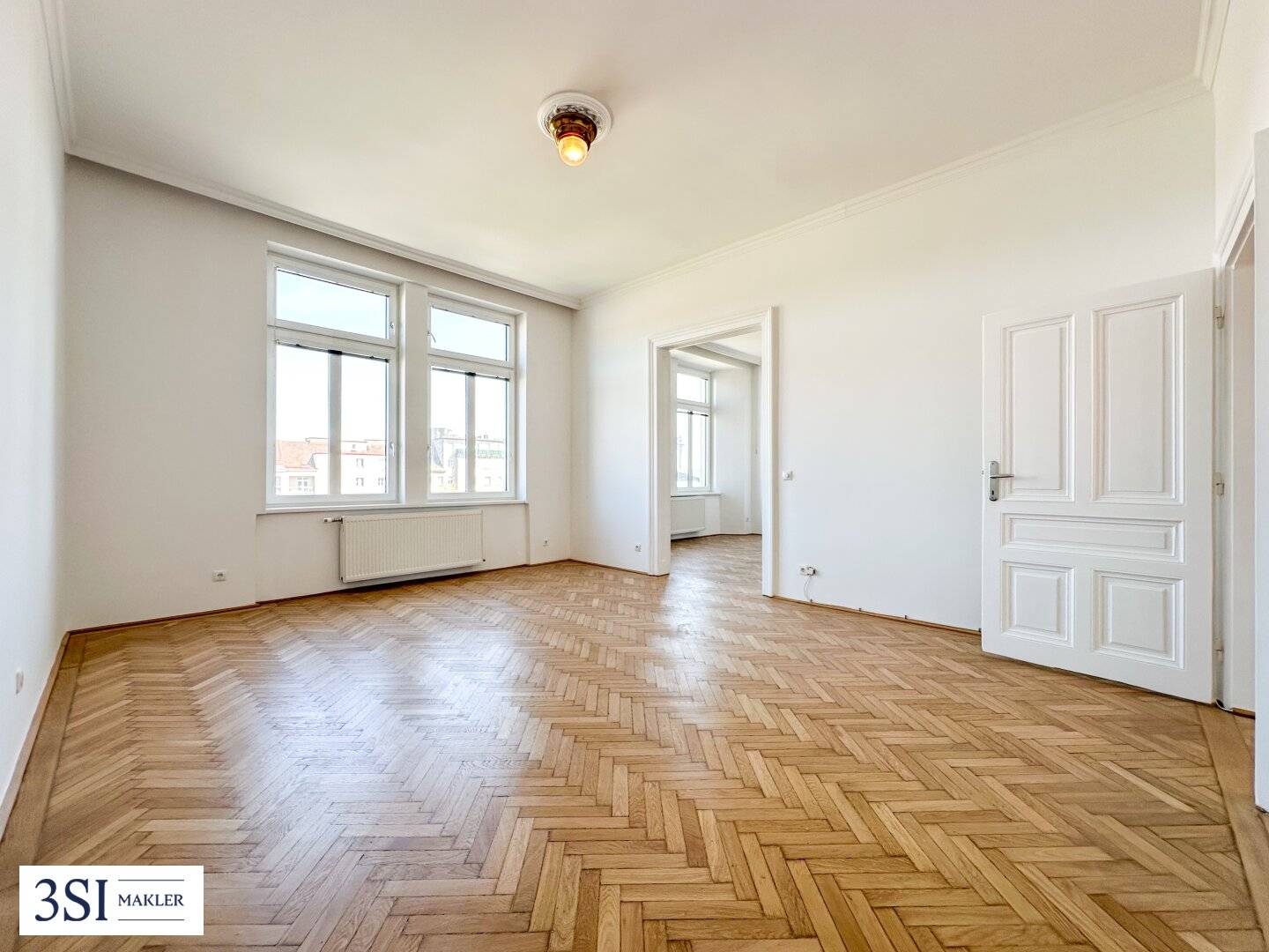 Bright renovated old building apartment near main train station