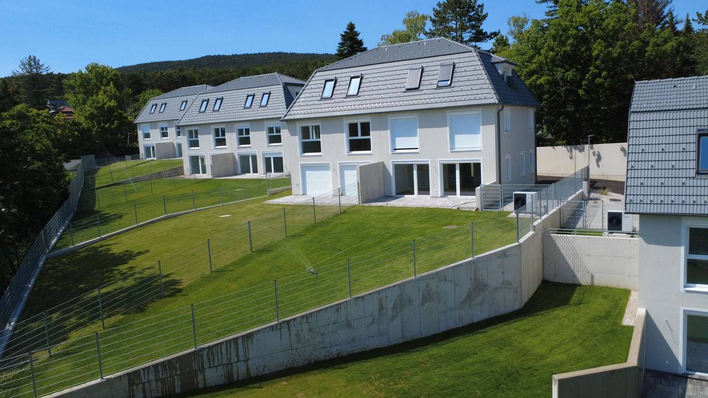 NEUER PREIS! Großzügiges Einzelhaus in Bad Fischau mit wunderschöner Aussicht
