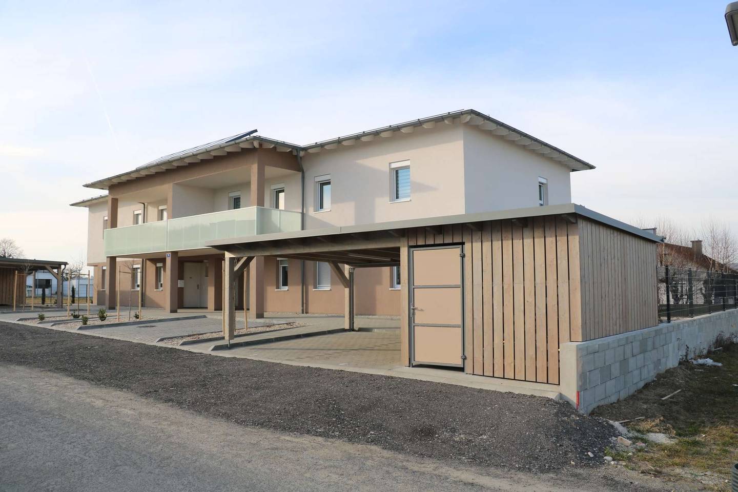 Großzügige neuwertige Wohnung mit Balkon