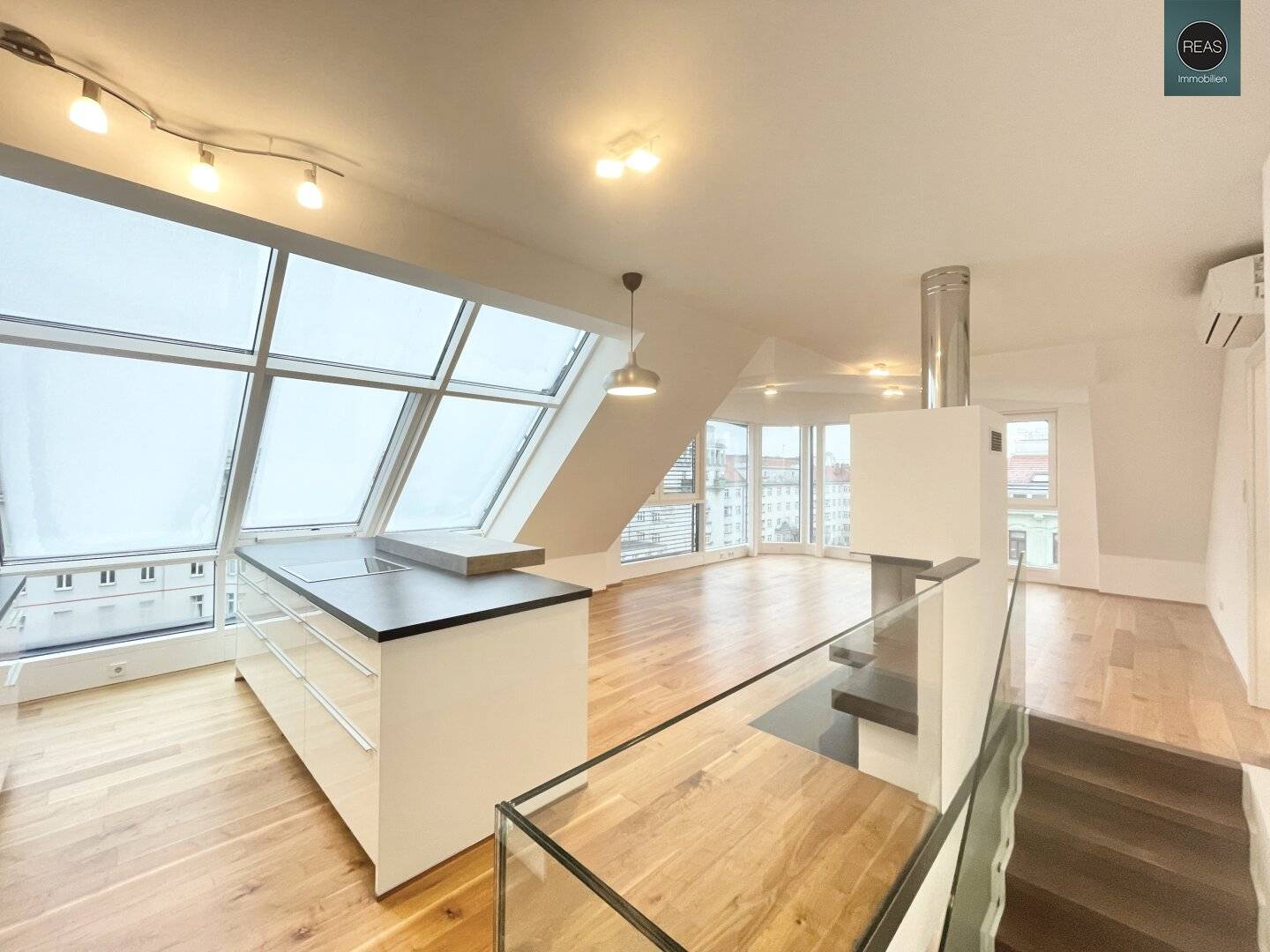 Attic apartment near UNO City with two terraces
