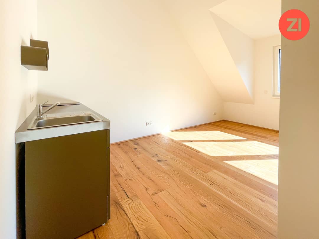 Top floor apartment with kitchenette and courtyard