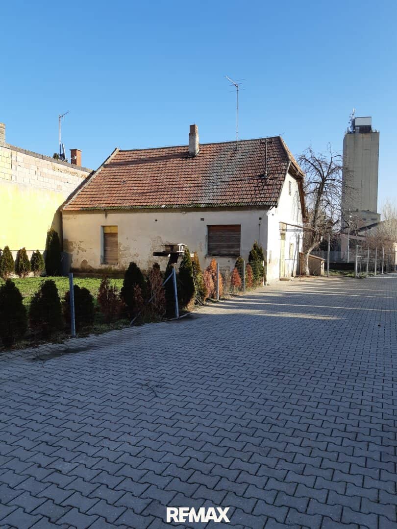 Baugrund in Gols: 2.400 m² mit Rohbau, Terrasse & 10 Stellplätzen