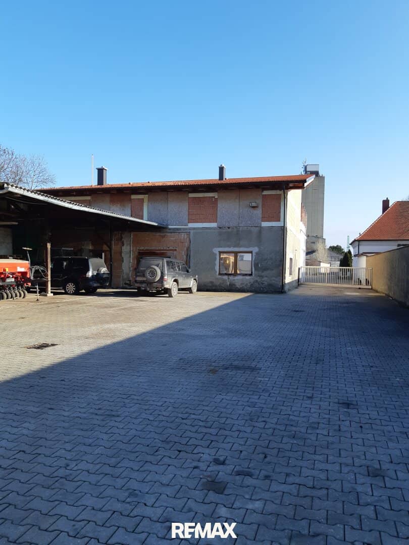 Baugrund in Gols: 2.400 m² mit Rohbau, Terrasse & 10 Stellplätzen