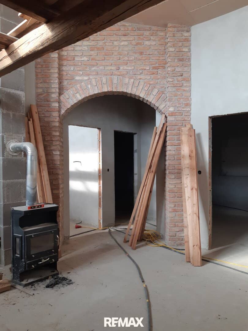 Baugrund in Gols: 2.400 m² mit Rohbau, Terrasse & 10 Stellplätzen