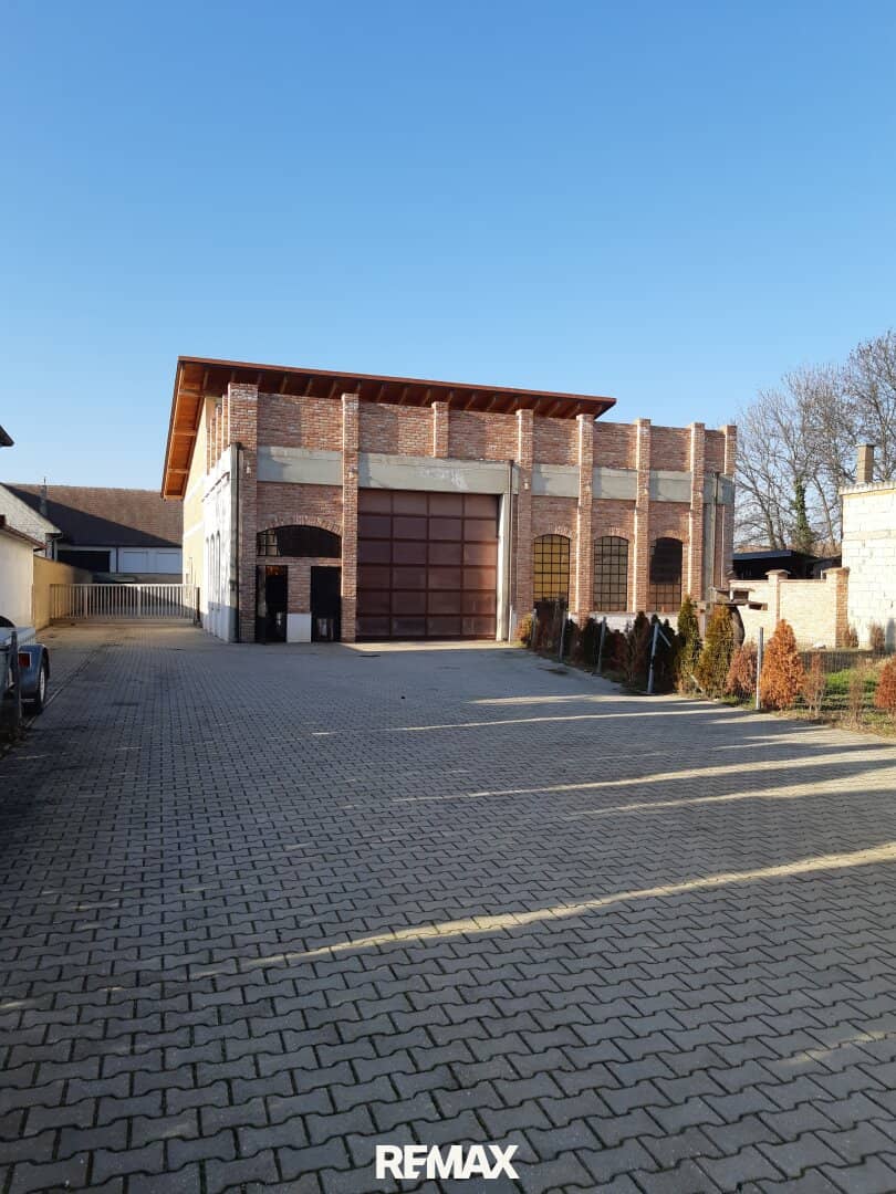 Baugrund in Gols: 2.400 m² mit Rohbau, Terrasse & 10 Stellplätzen