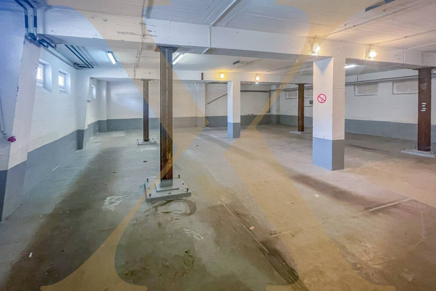 Warehouse space with freight elevator in a well connected location in Leonding for rent