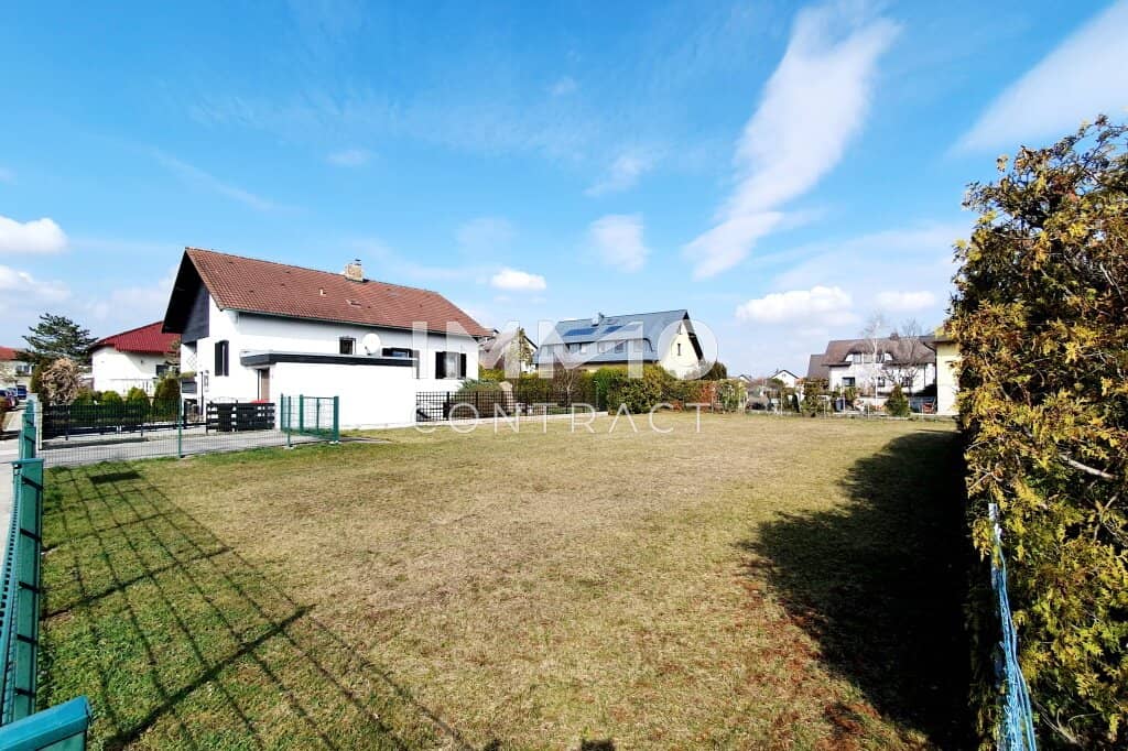 Dreamlike flat plot of land in a quiet, sunny residential area near GC Fontana
