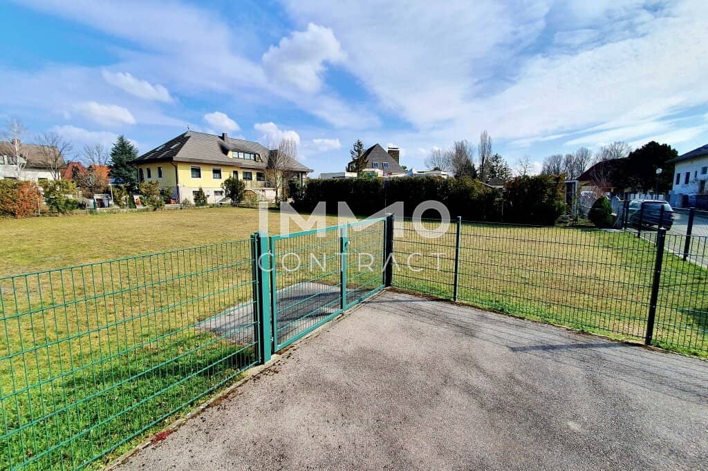 Dreamlike flat plot of land in a quiet, sunny residential area near GC Fontana