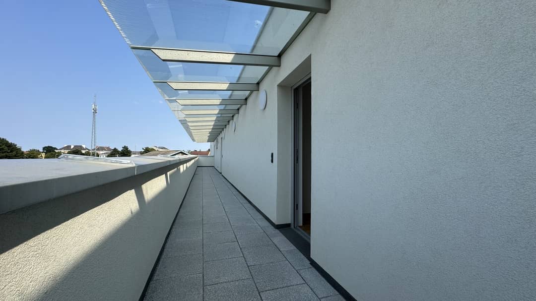 Top floor apartment newly built with balcony near station