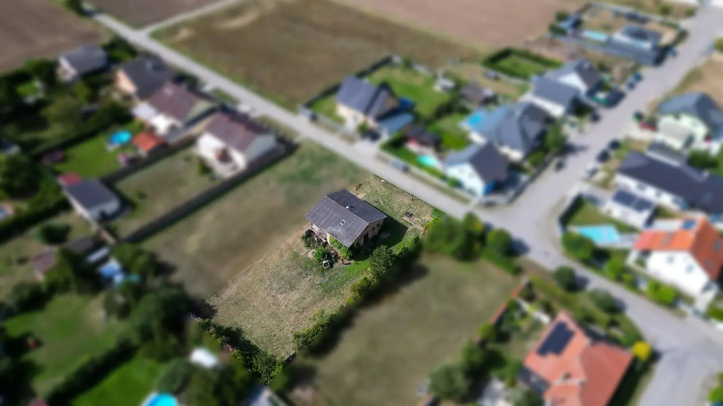 Let your imagination run free: unfinished shell with expansion potential and a large plot","de":"Lassen Sie Ihrer Phantasie freien Lauf: Rohbau mit Erweiterungspotential und großem Grundstück