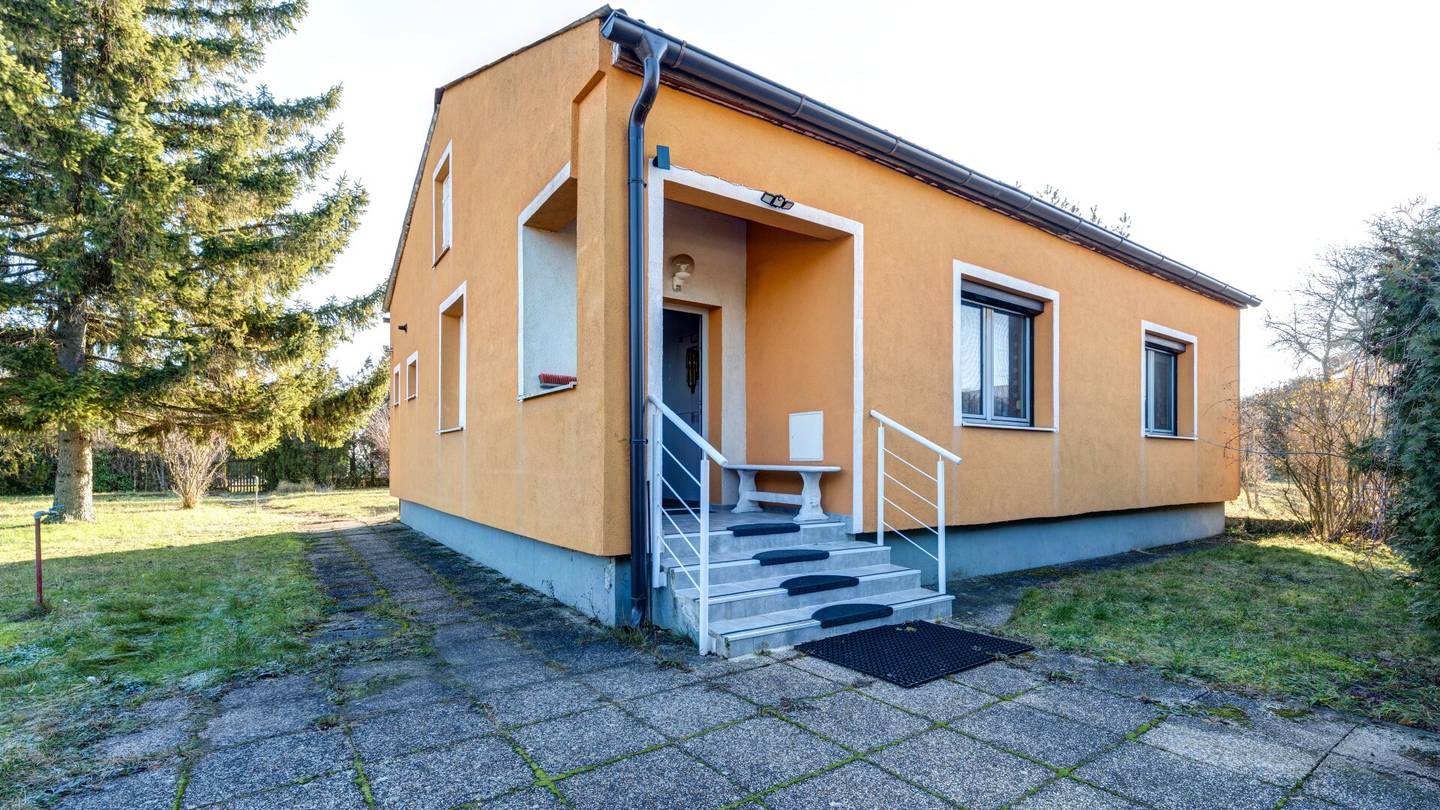 Single-family house with large plot in a quiet location