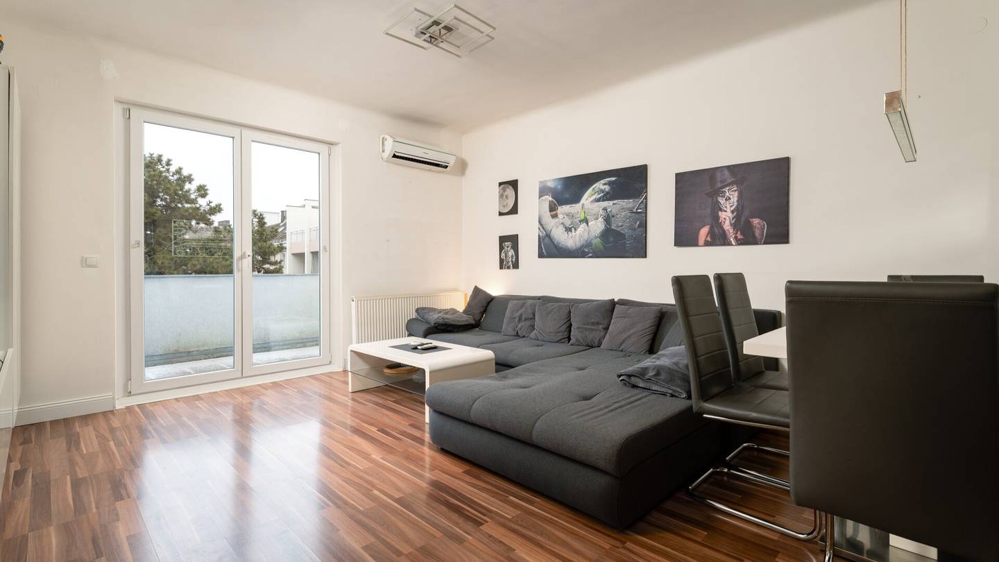 Apartment with a large balcony and a lift near subway