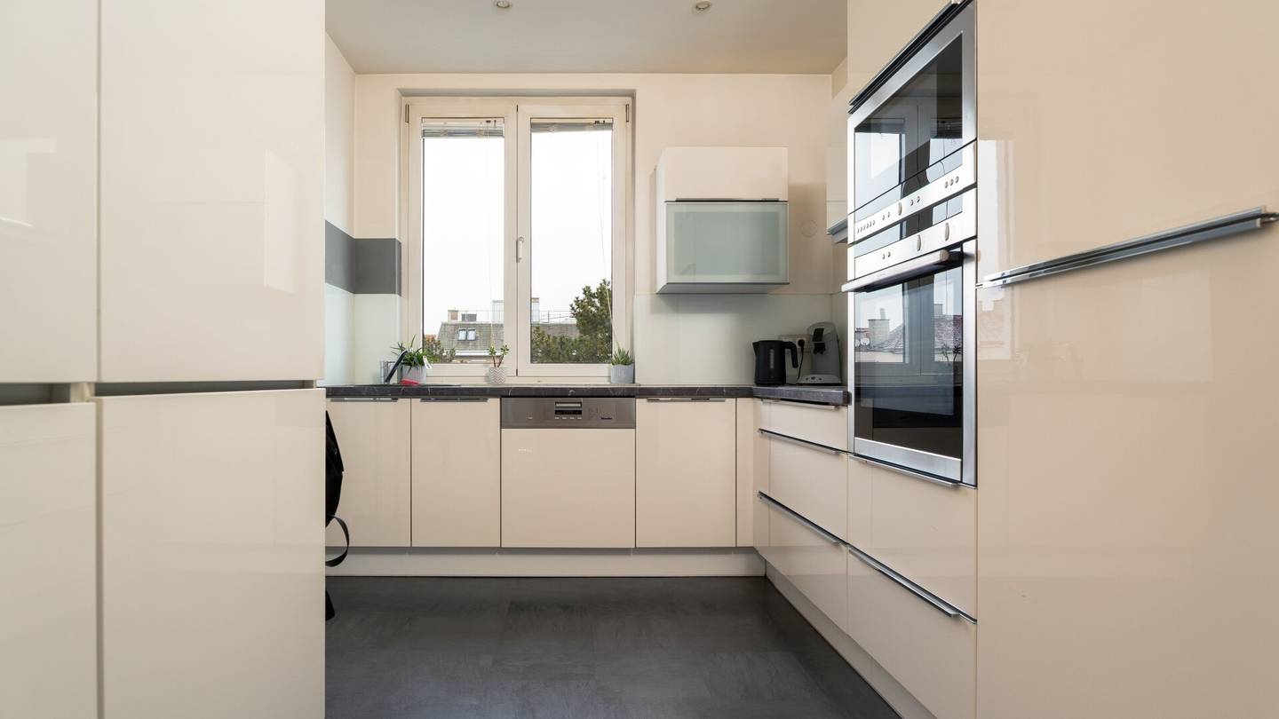 Apartment with a large balcony and a lift near subway