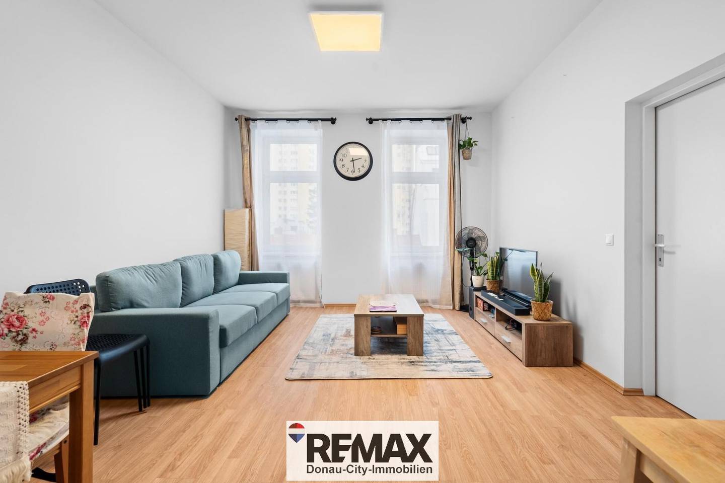 Apartment in an old building with a loggia near Kagraner Platz