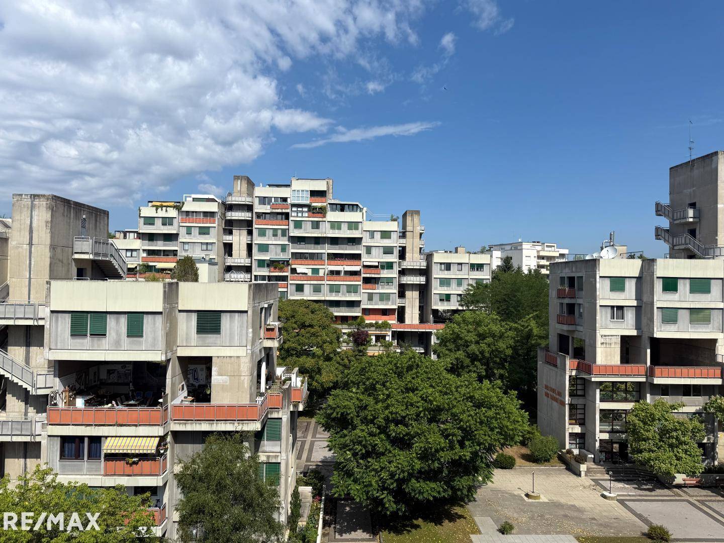 Top floor apartment with roof terrace and view