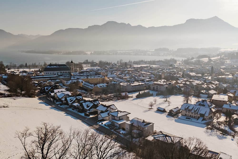 Drohnenaufnahme - traumhafter See- und Bergblick!