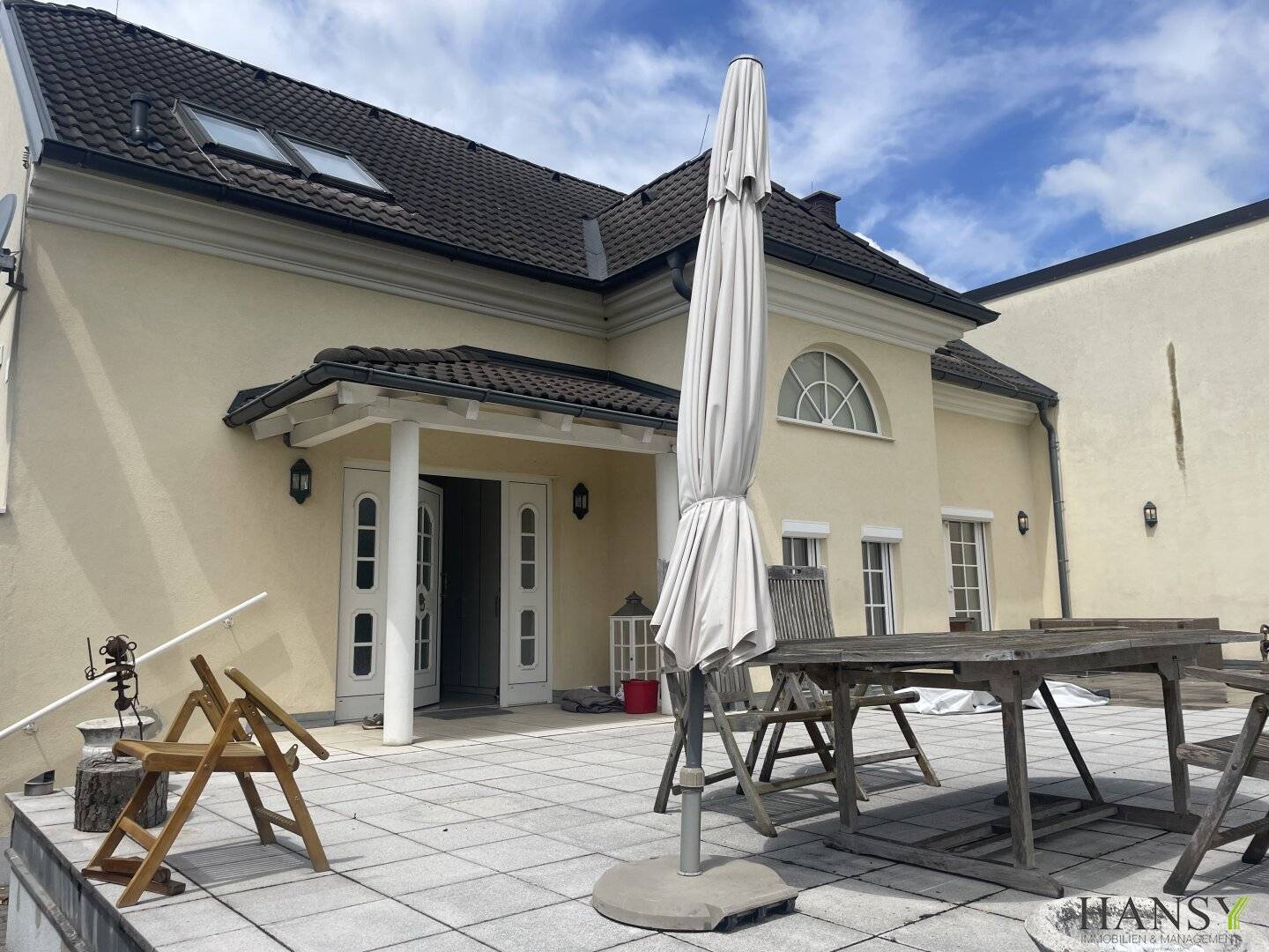 Completely renovated villa in Tribuswinkel: 5 rooms, garden, garage, terrace – your dream home!