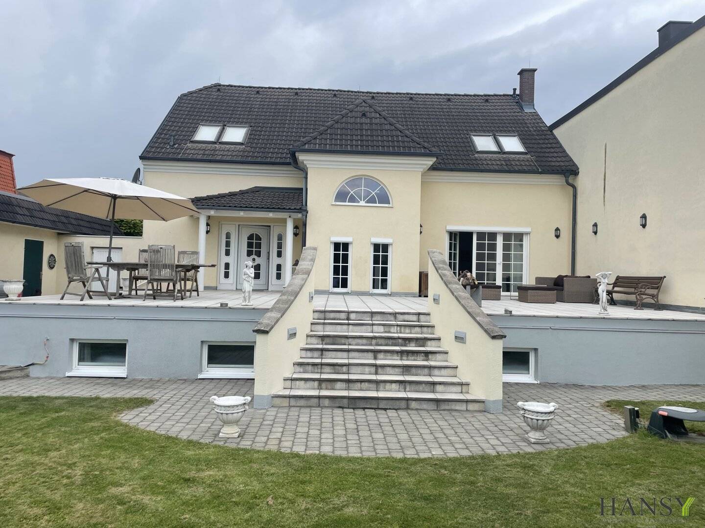 Completely renovated villa in Tribuswinkel: 5 rooms, garden, garage, terrace – your dream home!