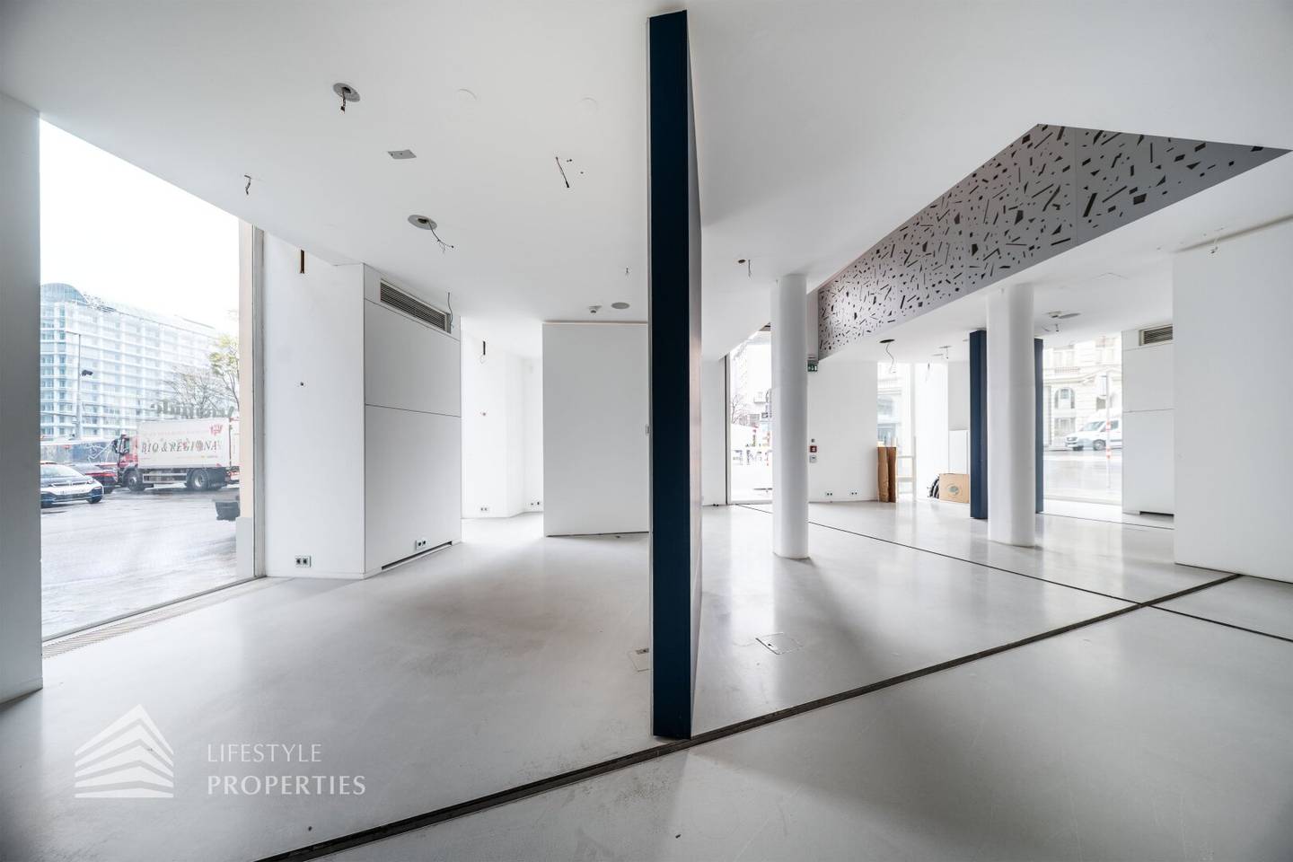 Spacious commercial premises on 2 floors in top location