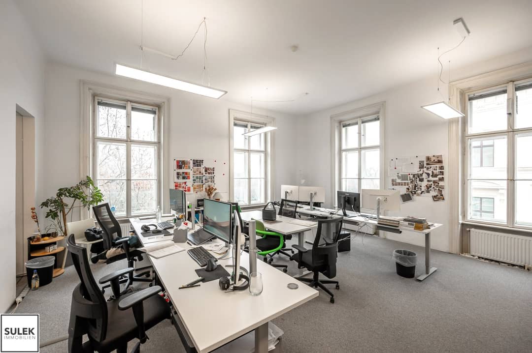 helles Altbau-Eckbüro am Parkring vis a vis des Stadparks