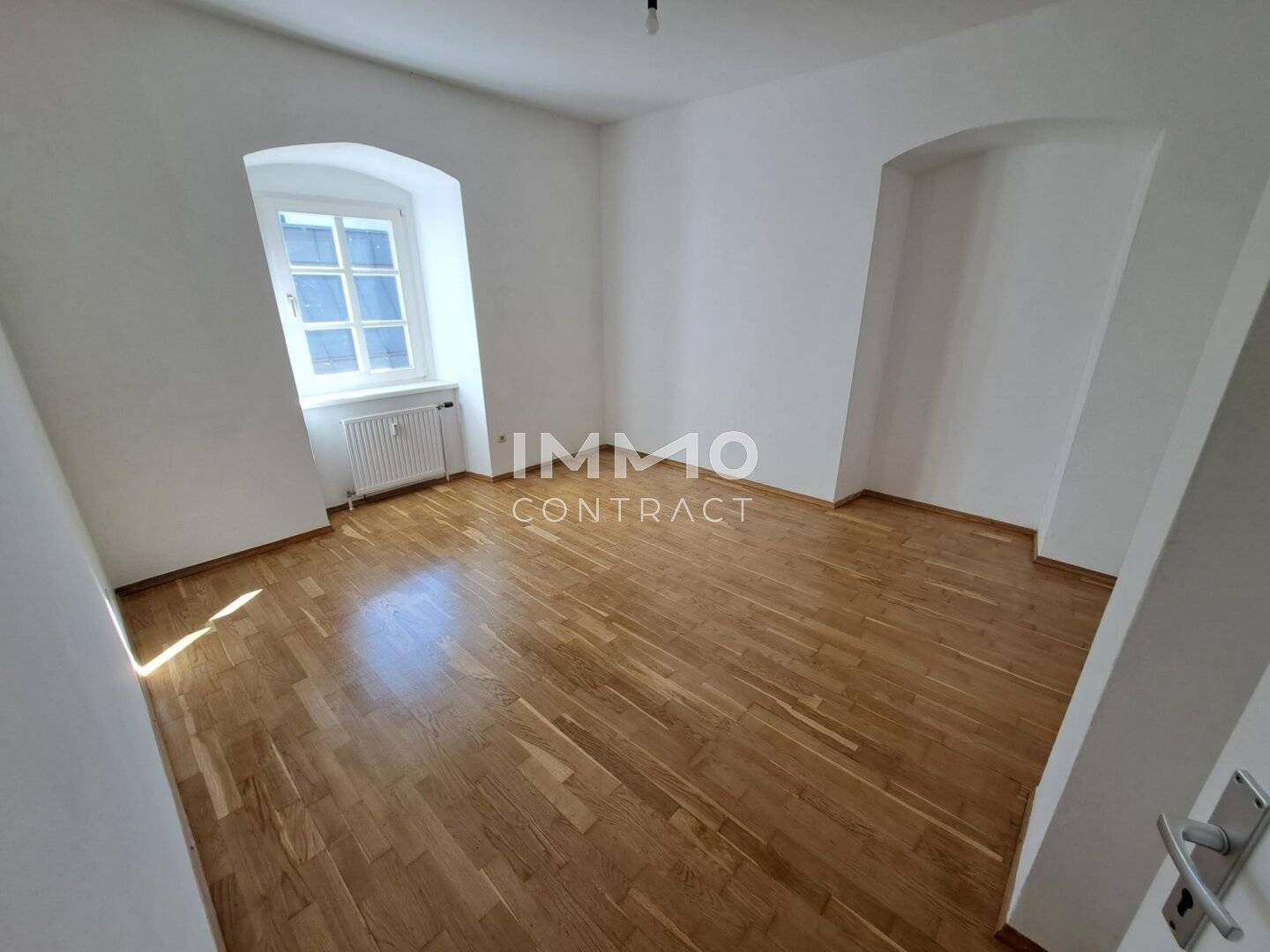 Apartment centrally located with terrace and fitted kitchen