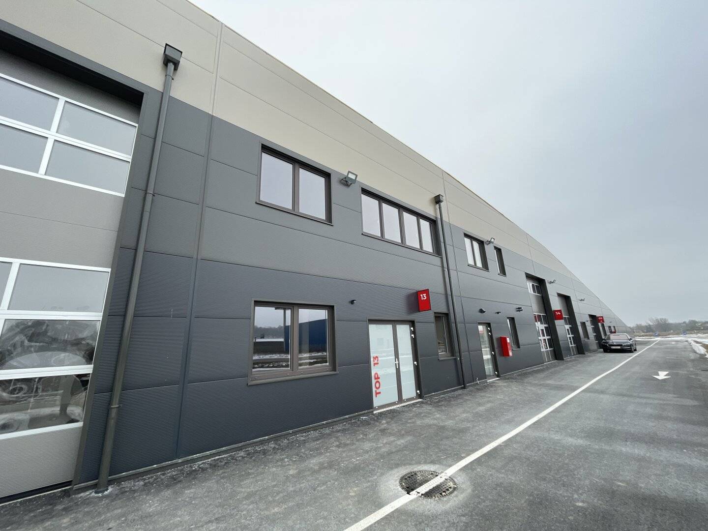 Immediate occupancy at the A1 approx. 176 m² office / medical practice / storage space on two levels in the Ansfelden business park for rent (Top 13)