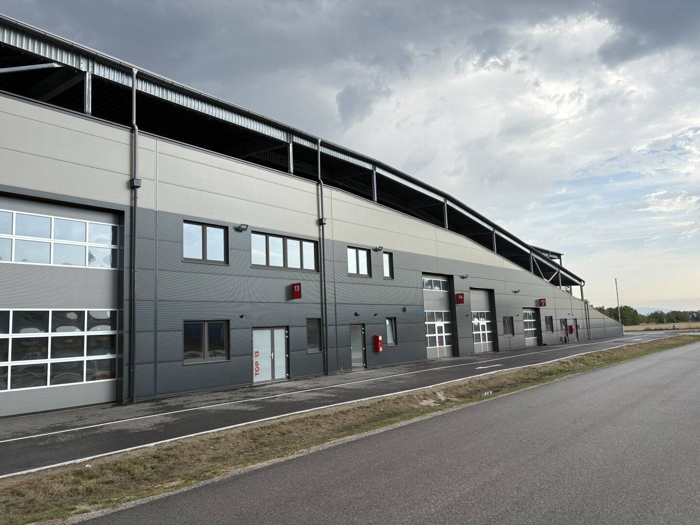 Immediate occupancy at the A1 approx. 176 m² office / medical practice / storage space on two levels in the Ansfelden business park for rent (Top 13)