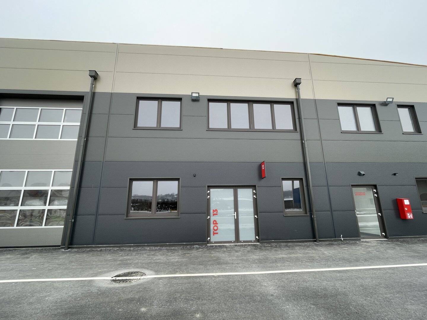 Immediate occupancy at the A1 approx. 176 m² office / medical practice / storage space on two levels in the Ansfelden business park for rent (Top 13)