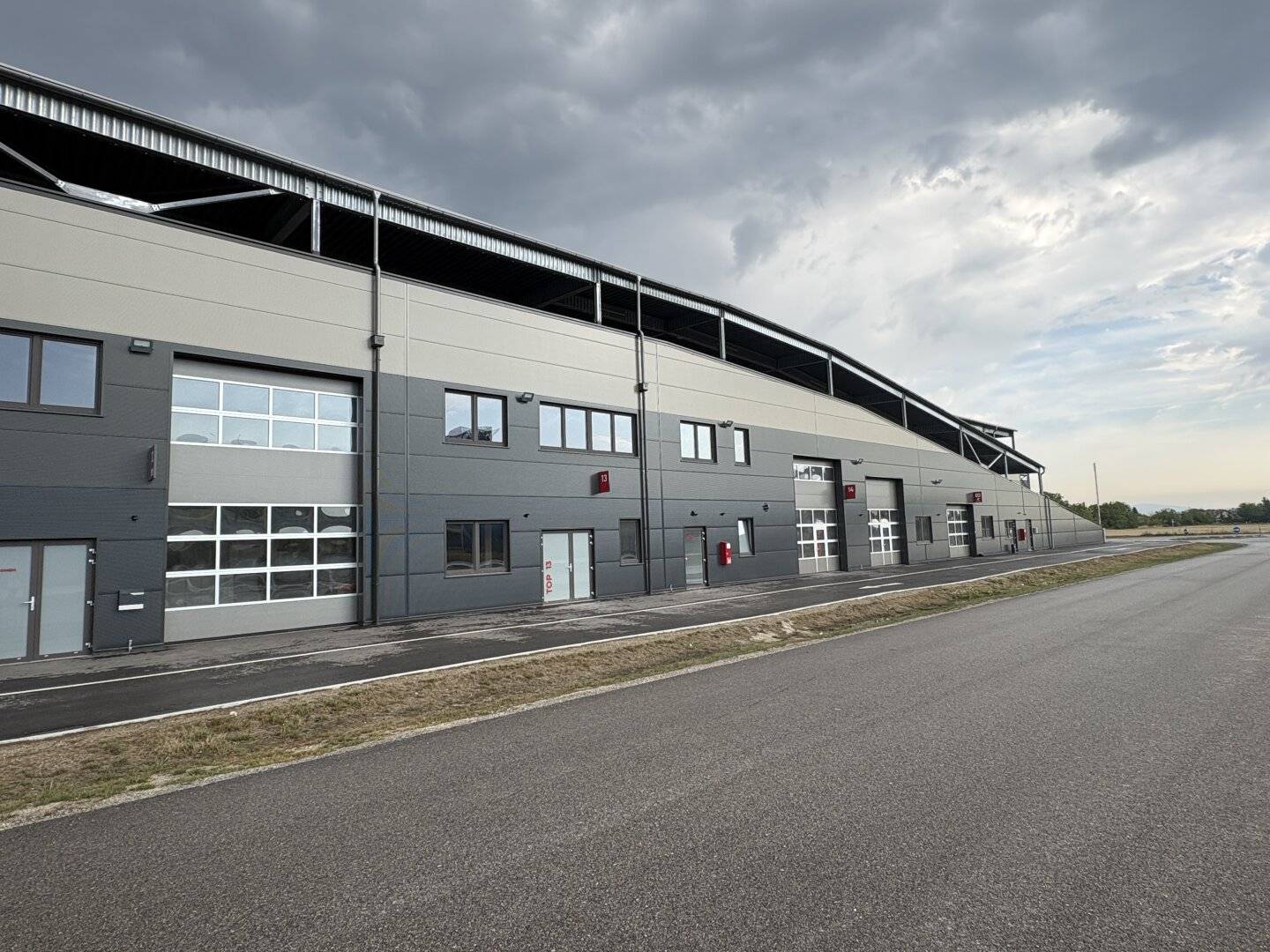 Immediate occupancy at the A1 approx. 176 m² office / medical practice / storage space on two levels in the Ansfelden business park for rent (Top 13)