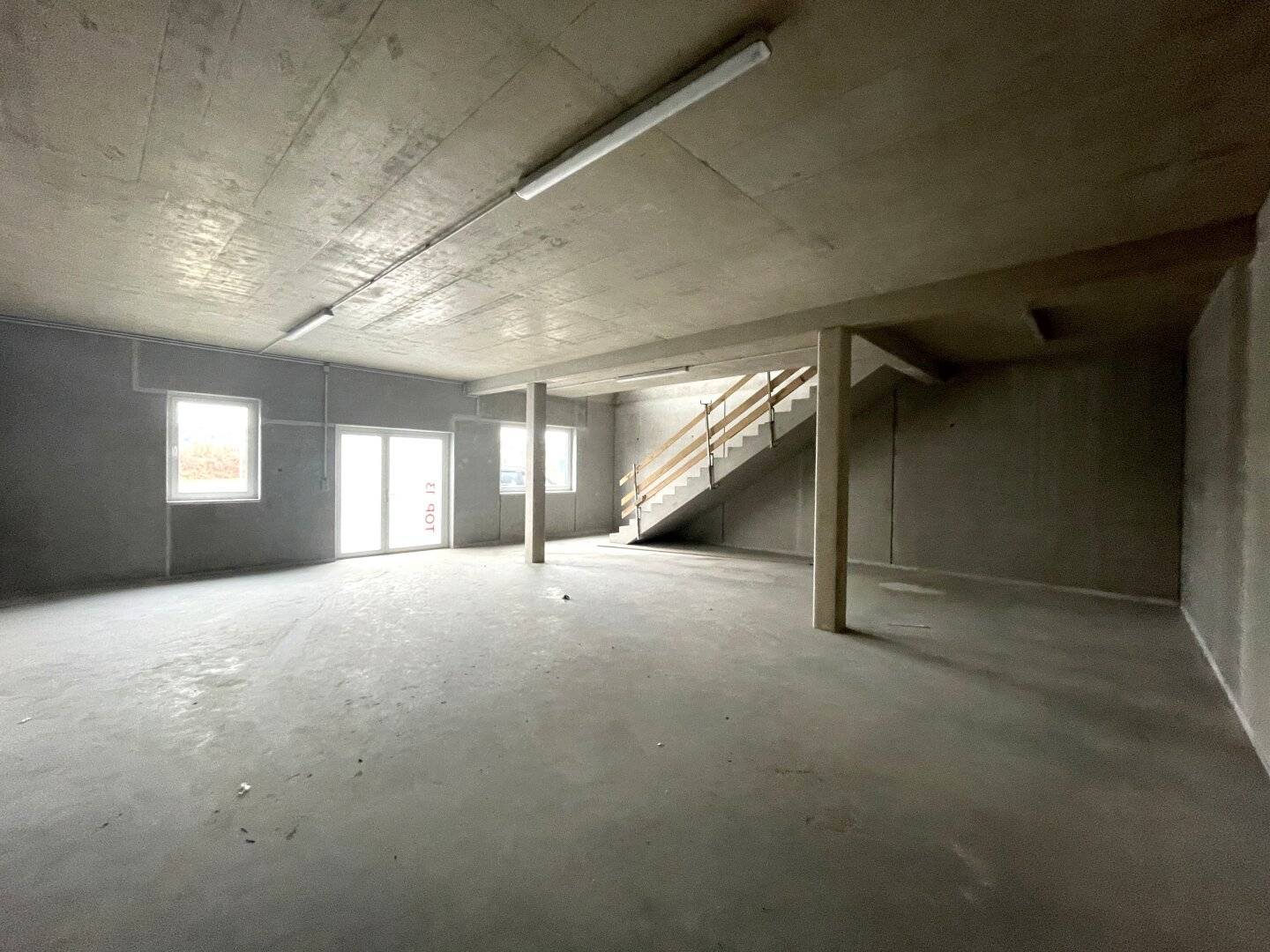 Immediate occupancy at the A1 approx. 176 m² office / medical practice / storage space on two levels in the Ansfelden business park for rent (Top 13)